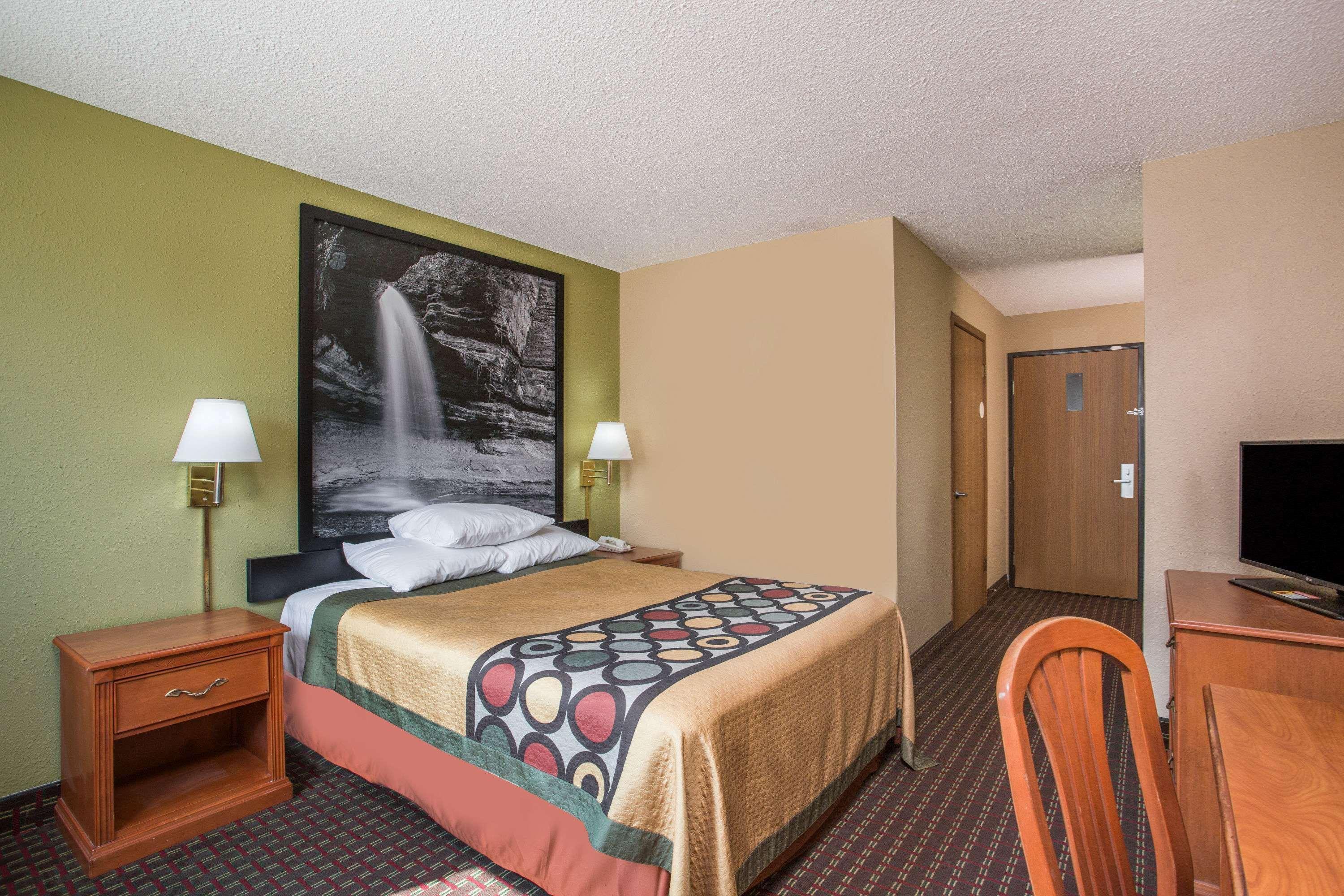 Super 8 By Wyndham Mendota I-39 Hotel Екстериор снимка