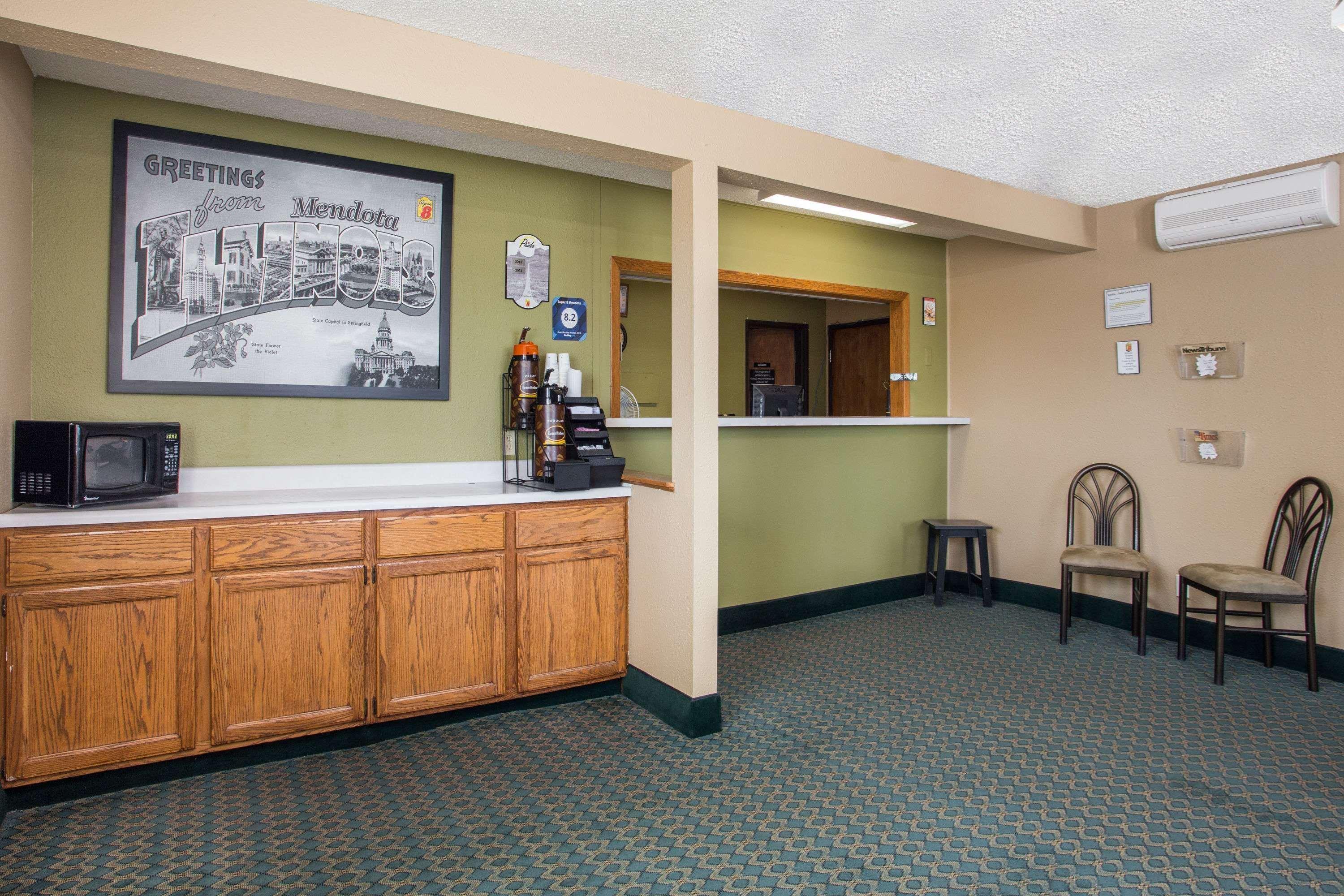 Super 8 By Wyndham Mendota I-39 Hotel Екстериор снимка