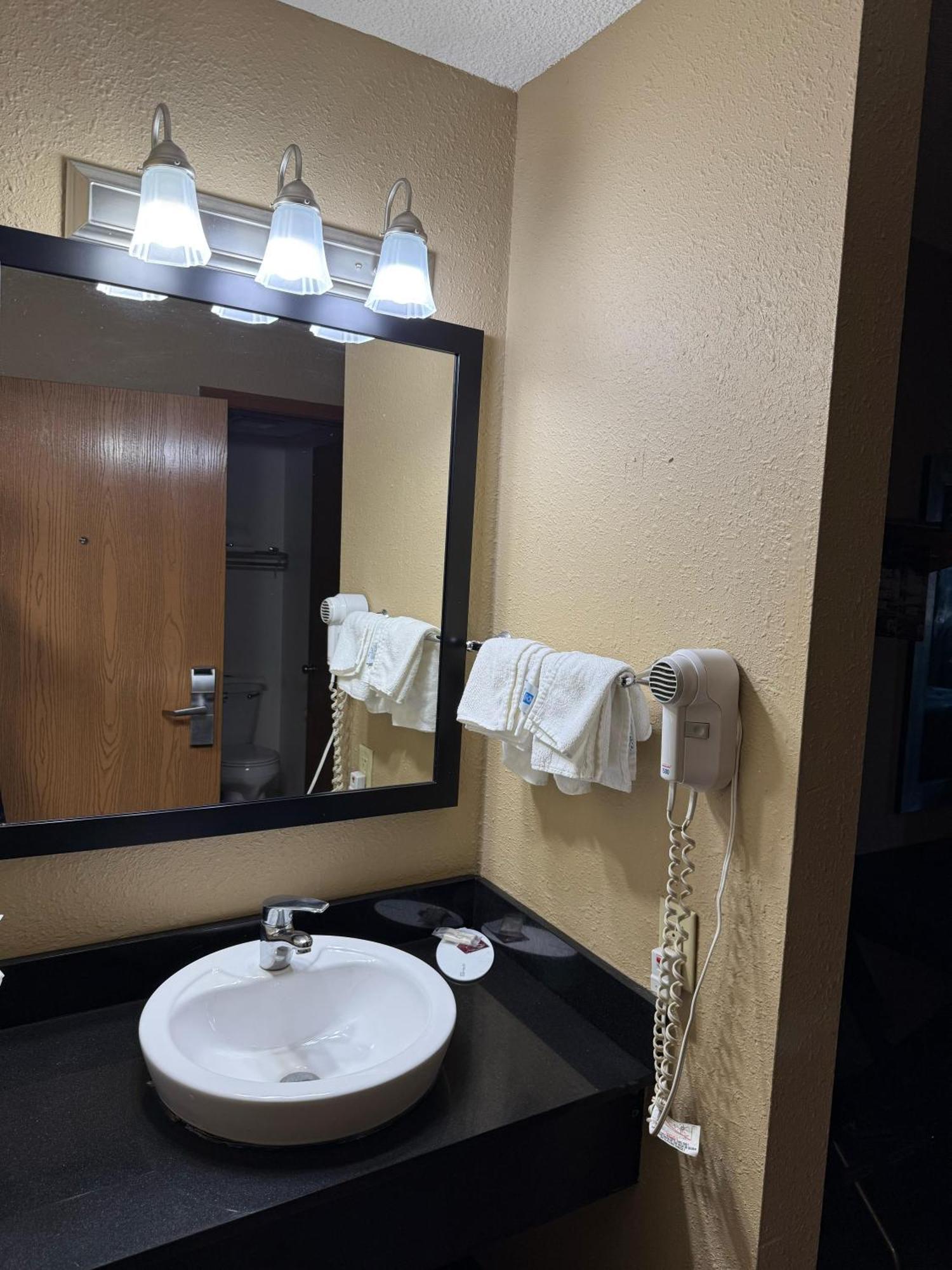 Super 8 By Wyndham Mendota I-39 Hotel Екстериор снимка