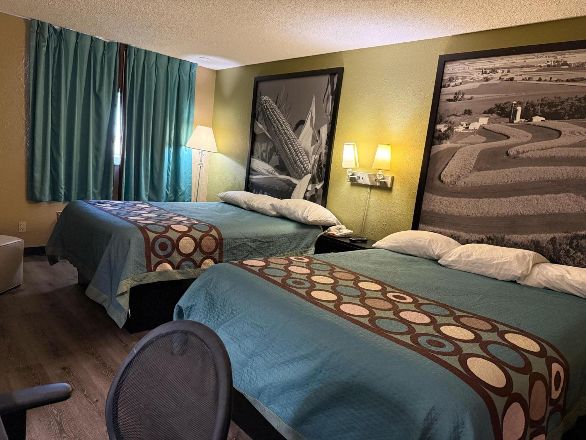Super 8 By Wyndham Mendota I-39 Hotel Екстериор снимка