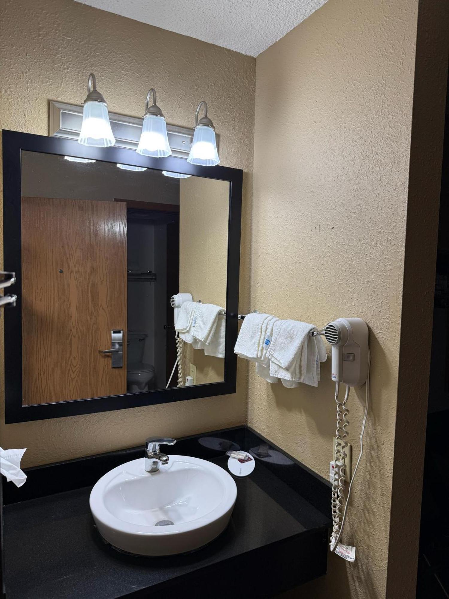 Super 8 By Wyndham Mendota I-39 Hotel Екстериор снимка