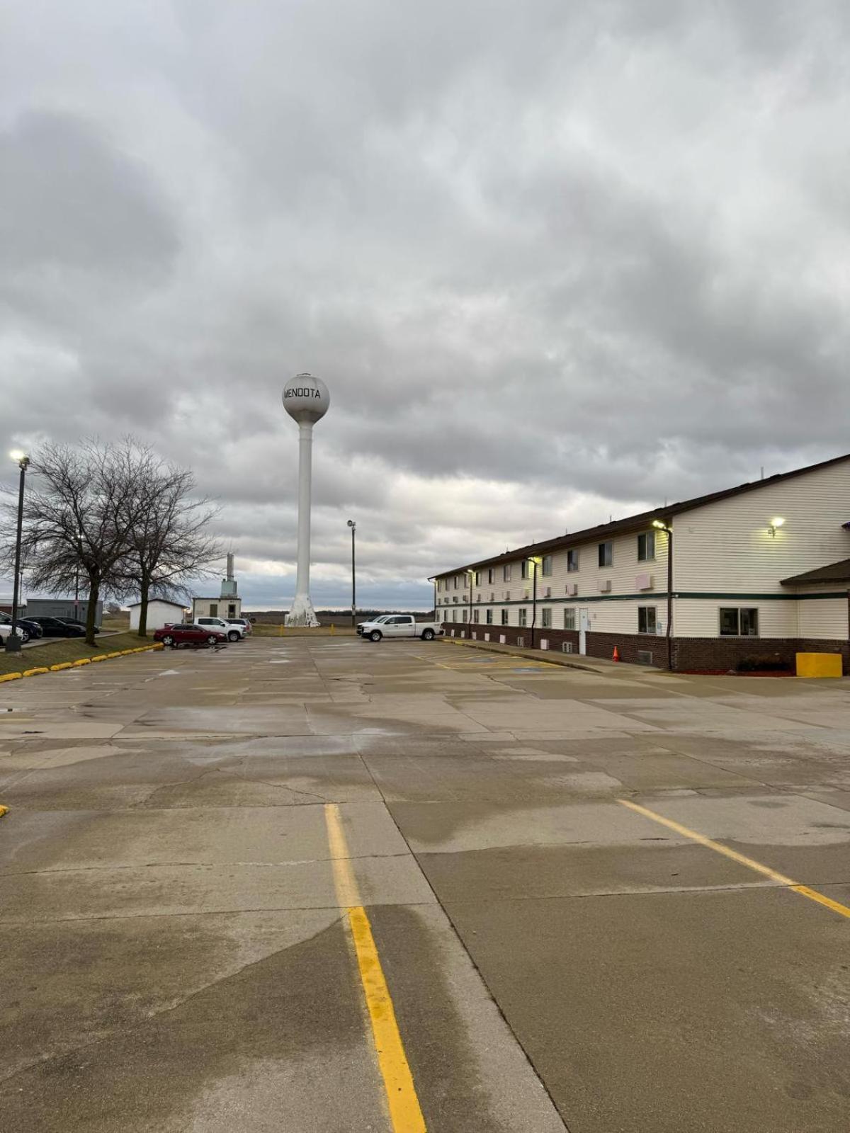 Super 8 By Wyndham Mendota I-39 Hotel Екстериор снимка