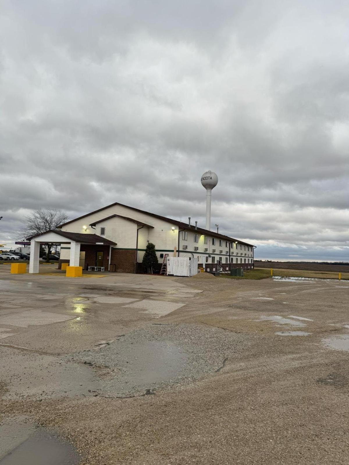 Super 8 By Wyndham Mendota I-39 Hotel Екстериор снимка