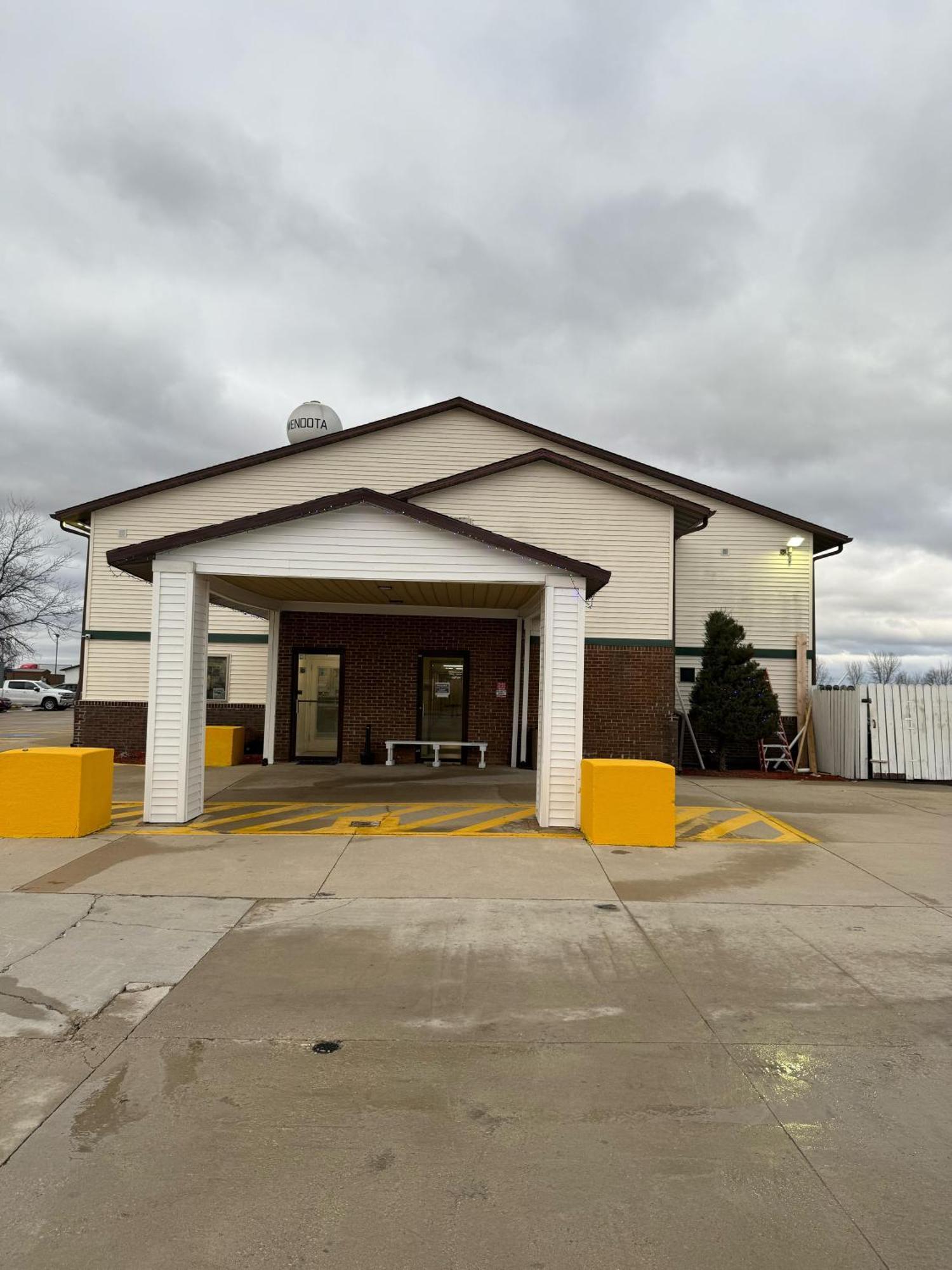 Super 8 By Wyndham Mendota I-39 Hotel Екстериор снимка