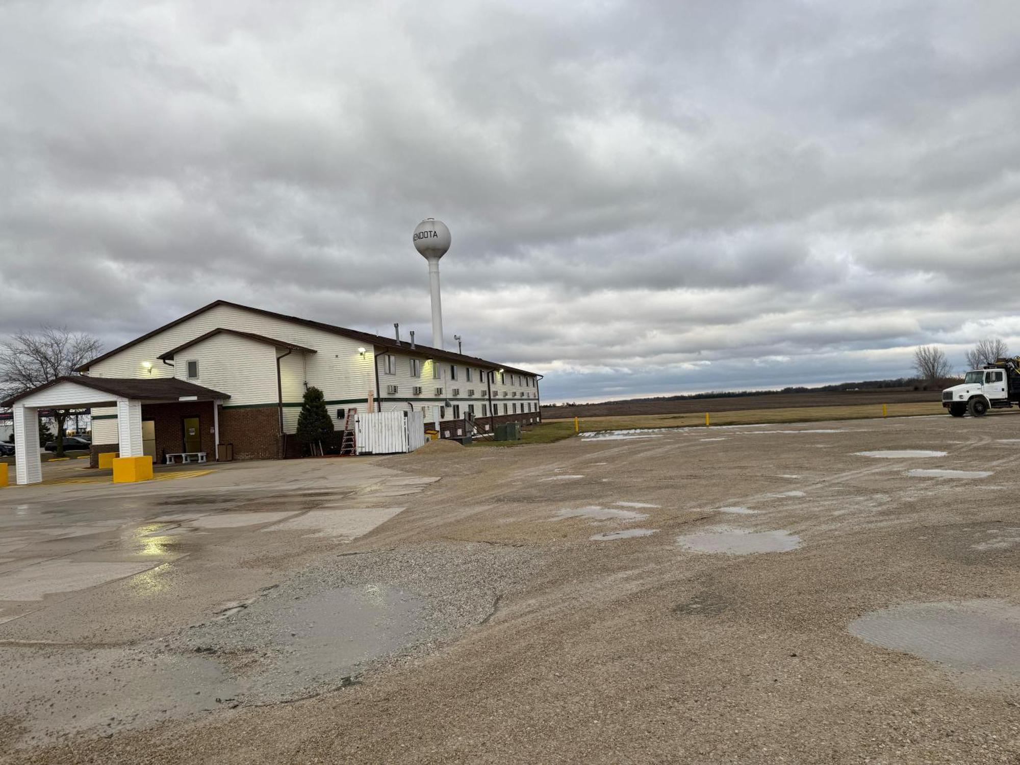 Super 8 By Wyndham Mendota I-39 Hotel Екстериор снимка