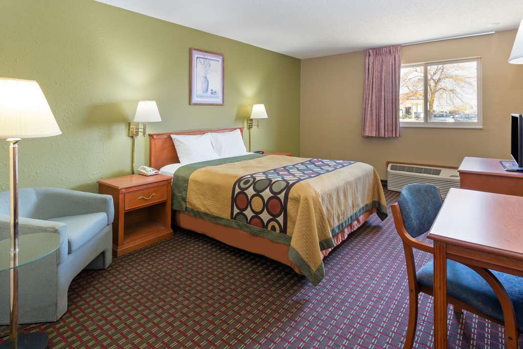 Super 8 By Wyndham Mendota I-39 Hotel Стая снимка